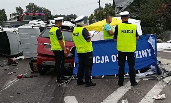 policjanci na miejscu wypadku