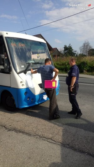 dzielnicowy z kierowcą autobusu