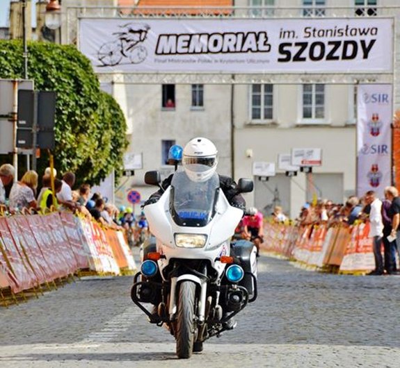 Policjanci zabezpieczyli wyścig kolarski