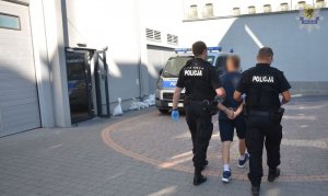 policjanci prowadzą zatrzymanego