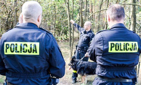 policjanci podczas akcji poszukiwawczej