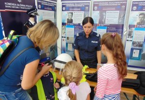 Oświęcim. Wielki finał kampanii „Małopolska Tour”. Policjanci dbali o bezpieczny przebieg, promowali bezpieczeństwo i prezentowali historię Polskiej Policji