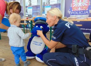 Oświęcim. Wielki finał kampanii „Małopolska Tour”. Policjanci dbali o bezpieczny przebieg, promowali bezpieczeństwo i prezentowali historię Polskiej Policji