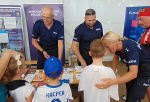 Oświęcim. Wielki finał kampanii „Małopolska Tour”. Policjanci dbali o bezpieczny przebieg, promowali bezpieczeństwo i prezentowali historię Polskiej Policji