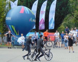 Oświęcim. Wielki finał kampanii „Małopolska Tour”. Policjanci dbali o bezpieczny przebieg, promowali bezpieczeństwo i prezentowali historię Polskiej Policji