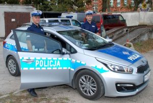 Policjanci wydziału Ruchu Drogowego z Kościerzyny mł.asp. Dawid Stenka i sież.szt. Krzysztof Gierszewski
