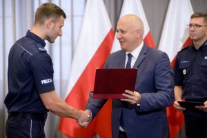 Ratowali życie i nieśli pomoc – policjanci nagrodzeni w MSWiA