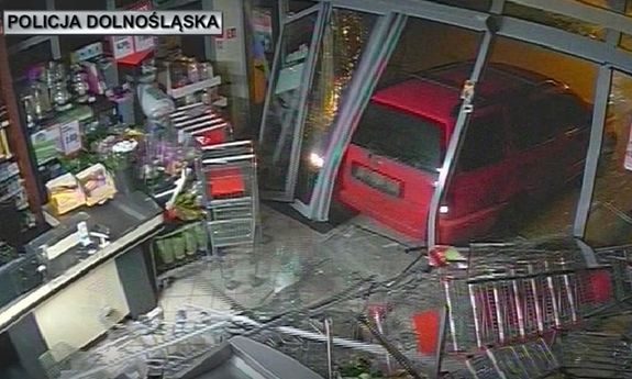 Gang włamywaczy w rękach Policji - okradali sklepy w pasie przygranicznym wjeżdżając do środka samochodem