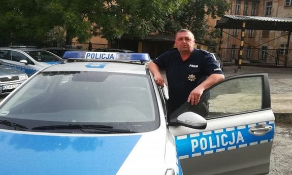 policjant przy radiowozie