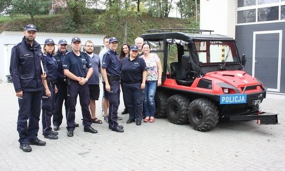 Policjanci z wodołazem