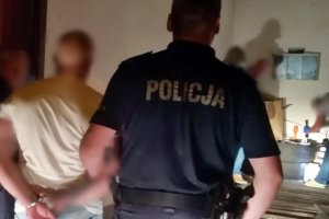 policjanci prowadzą zatrzymanego