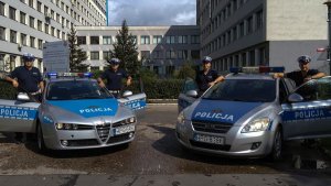 policjanci przy radiowozie