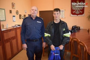 Komendant Powiatowy Policji w Tarnowskich Górach mł. insp. Krzysztof Hajda dziękuje młodemu bohaterowi za odnalezienie zaginionego seniora