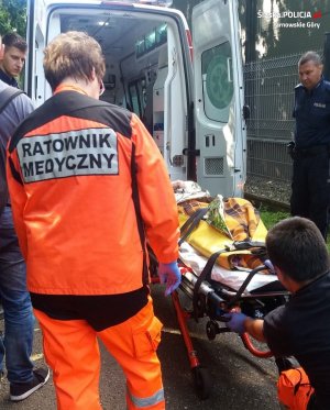 Funkcjonariusze z odnalezionym mężczyzną