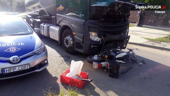 wypadek z udziałem motocyklisty i tira