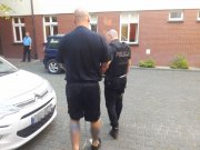 zatrzymany prowadzony przez policjanta