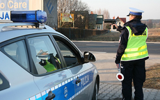 policjant z alkoblow przy radiowozie