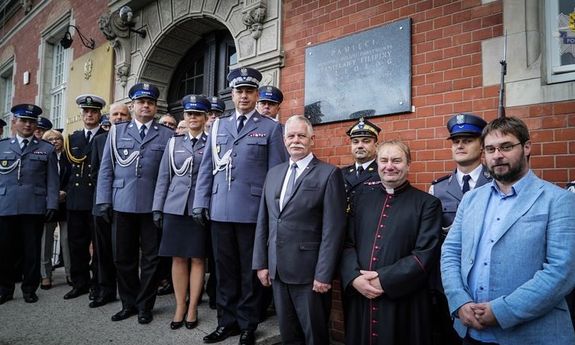 Odłonięcie tablicy pamiątkowej i spektakl &quot;Służba&quot;