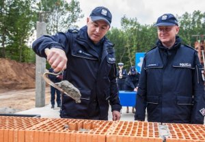 Uroczystość wmurowania aktu erekcyjnego w katowickiej szkole policji