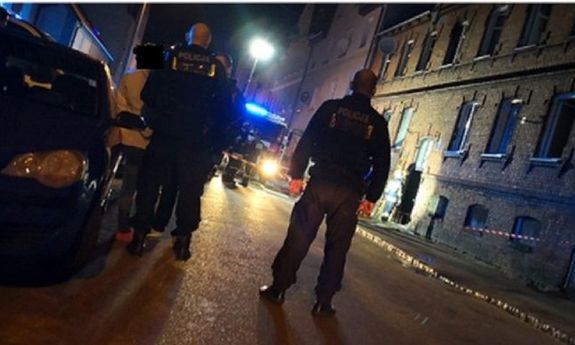 Policjanci ratowali mieszkańców z płonącej kamienicy