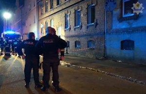 Policjanci ratowali mieszkańców z płonącej kamienicy