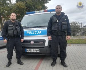 Policjanci ratowali mieszkańców z płonącej kamienicy