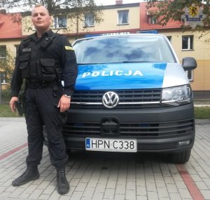 Policjanci ratowali mieszkańców z płonącej kamienicy