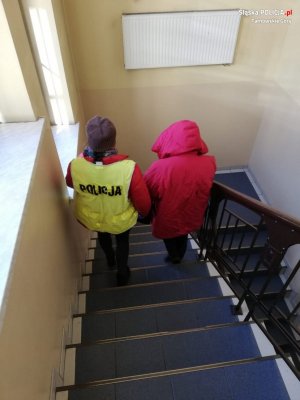 policjanci z zatrzymanym