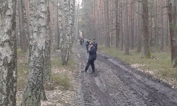 policjanci w trakcie poszukiwań