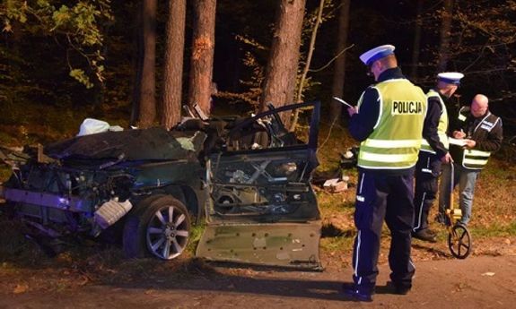 policjant prowadzi  czynności na miejscu wypadku