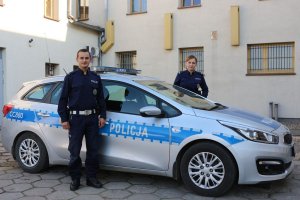 policjanci przy radiowozie