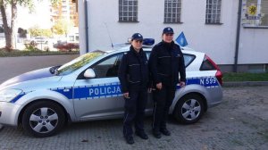 dwie policjantki przy radiowozie
