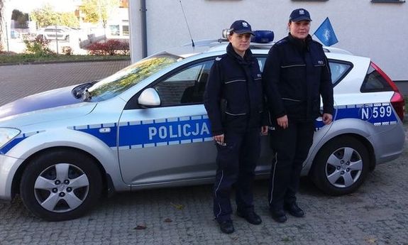 dwie policjantki przy radiowozie