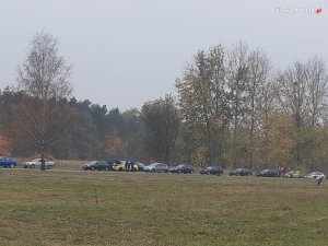 uczestnicy przy autach