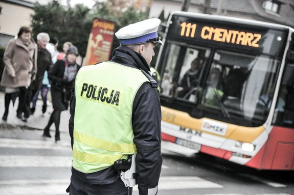 policjant kieruje ruchem przy cmentarzu