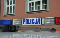 napis POLICJA na dachu radiowozu