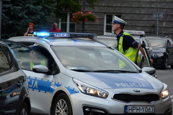 policjant wysiada z radiowozu