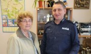 Komendant Komendy Powiatowej Policji w Głogowie w towarzystwie 76-letniej mieszkanki Głogowa