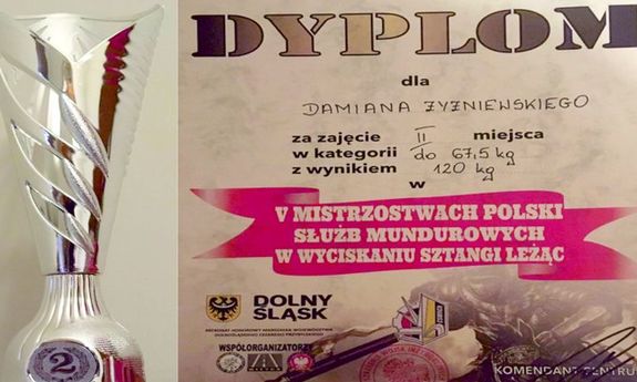 dyplom dla policjanta z Wrocławia, który zajął II miejsce podczas V Mistrzostw Polski Służb Mundurowych w Wyciskaniu Sztangi Leżąc