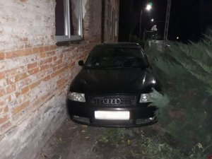 auto, którym nietrzeźwy wjechał w budynek