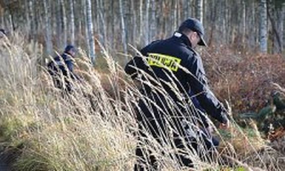 policjant w trakcie poszukiwań