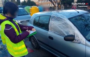 Policjantka wykonuje czynności