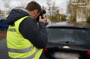 policjant wykonuje czynności