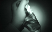 ręka z butelką