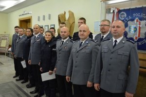 nowi policjanci i kadra po ślubowaniu