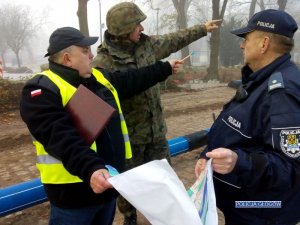 policjanci wspólnie z innymi służbami zabezpieczali akcję jego usuwania niewybuchu