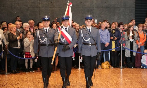 Słowa policyjnej roty ślubowania wypowiedziało 93 nowo przyjętych do służby funkcjonariuszy