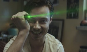Mężczyzna, bohater spotu, świeci laserem