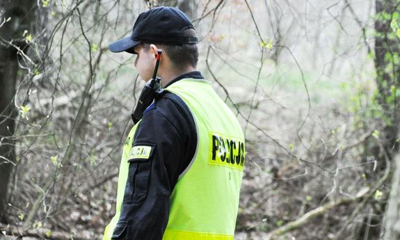 policjant w trakcie poszukiwań