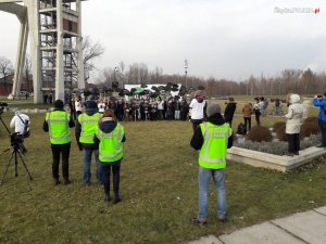 Policjanci z Zespołu Antykonfliktowego podczas zabezpieczenia zgromadzenia